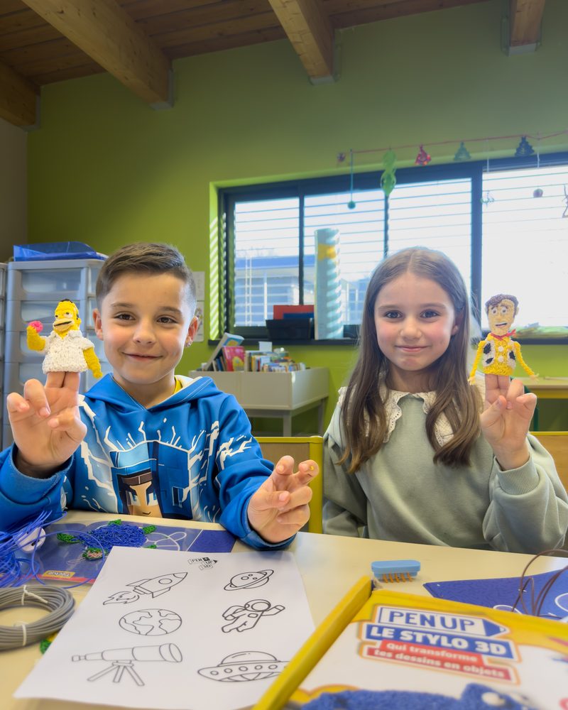 Deux enfants montrent leurs dessins et créations réalisés au stylo 3D