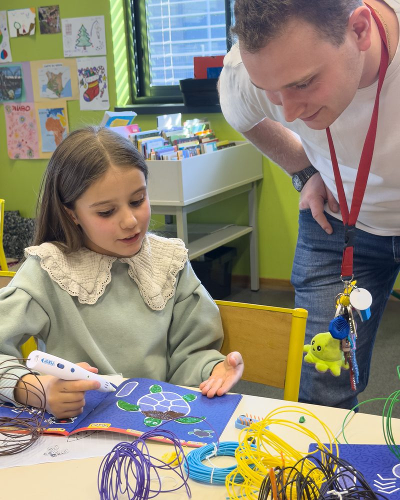 Des bobines de filament colorées prêtes à l'emploi sur la table d'atelier